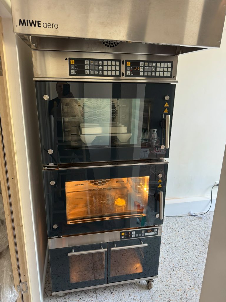 Cuptor MIWE Aero reconditionat dublu 4 tavi cu dospitor instalat intr-un coffee shop din Cluj