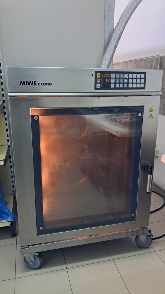 Cuptor cu convecție MIWE Econo 10 tăvi recondiționat instalat într-un laborator de cofetărie din Timișoara